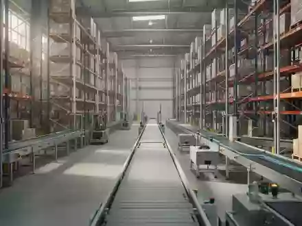 Ein modernes Logistiklager mit Regalsystemen und Förderbändern in einer sauberen, industriellen Umgebung. - Foto: über boerse-global.de