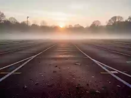 Eine leere Laufbahn im morgendlichen Nebel, die die Konzentration und mentale Vorbereitung im Sport symbolisiert. - Foto: über boerse-global.de