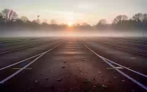 Eine leere Laufbahn im morgendlichen Nebel, die die Konzentration und mentale Vorbereitung im Sport symbolisiert. - Foto: über boerse-global.de