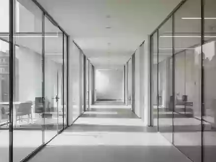 Ein leerer, modern gestalteter Büroflur mit Glaswänden und neutralem Licht, der eine Atmosphäre von Transparenz und Struktur vermittelt. - Foto: über boerse-global.de