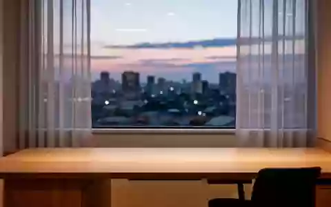 Ein minimalistischer, moderner Arbeitsplatz bei Dämmerung mit Blick auf die Stadt, frei von technischen Geräten. - Foto: über boerse-global.de