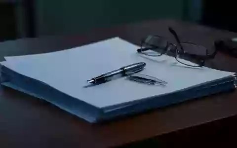 Symbolbild: Papierstapel, Füller und Brille auf dem Schreibtisch - Foto: über boerse-global.de