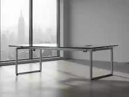 Ein minimalistischer, moderner Büroraum mit einem leeren Schreibtisch und natürlichem Tageslicht. - Foto: über boerse-global.de