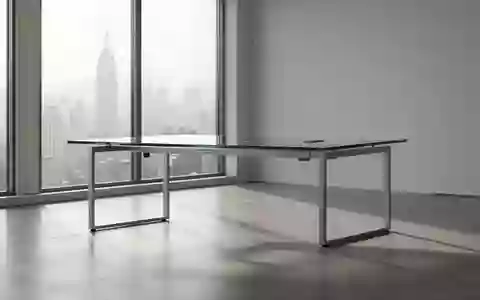 Ein minimalistischer, moderner Büroraum mit einem leeren Schreibtisch und natürlichem Tageslicht. - Foto: über boerse-global.de