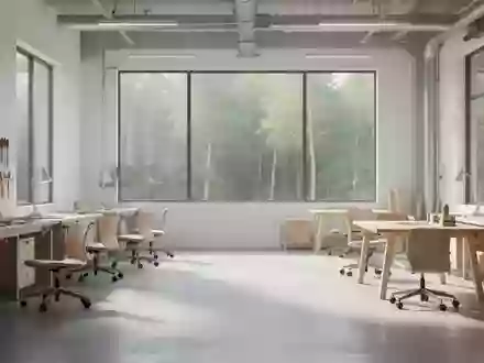 Ein heller, minimalistischer und aufgeräumter Arbeitsraum mit großen Fenstern und Blick ins Grüne. - Foto: über boerse-global.de
