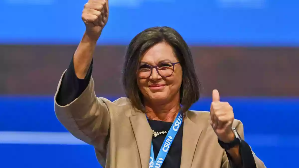 Gerührt und froh reagierte Ilse Aigner auf dem Parteitag auf den großen Rückhalt. Die 61-Jährige wird derzeit als Kandidatin der Union für das Amt des Bundespräsidenten gehandelt.  - Bild: Peter Kneffel/dpa