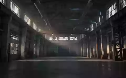 Eine leere, weitläufige Industriehalle mit Stahlträgern und Betonpfeilern in einer ruhigen, atmosphärischen Lichtstimmung. - Foto: über boerse-global.de