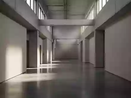 Ein leerer, minimalistischer Flur in einem modernen Gebäude mit klaren architektonischen Linien und neutralen Oberflächen. - Foto: über boerse-global.de