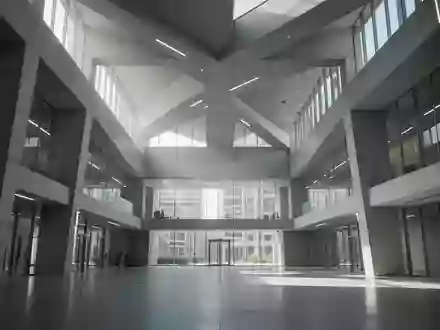 Ein minimalistisches, lichtdurchflutetes modernes Bürogebäude mit klaren architektonischen Linien und architektonischer Weite. - Foto: über boerse-global.de
