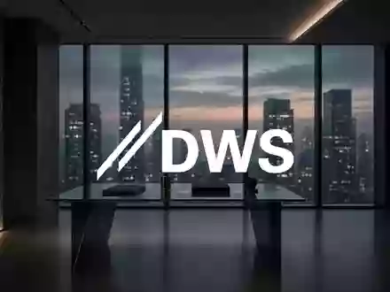 Modernes, minimalistisches Büro in einem Finanzgebäude mit dramatischem Licht und Blick auf eine städtische Skyline. - Foto: über boerse-global.de