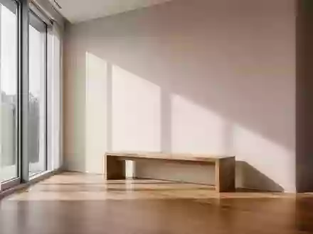 Ein minimalistischer, lichtdurchfluteter Raum in einer modernen medizinischen Einrichtung mit einer schlichten Holzbank. - Foto: über boerse-global.de
