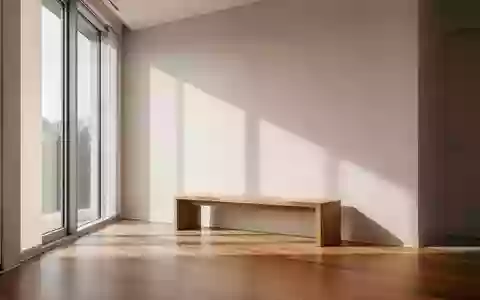 Ein minimalistischer, lichtdurchfluteter Raum in einer modernen medizinischen Einrichtung mit einer schlichten Holzbank. - Foto: über boerse-global.de