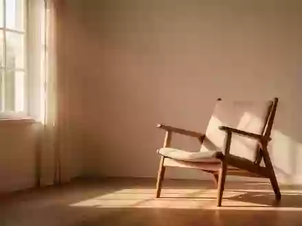 Ein helles, ruhiges Zimmer mit warmem Sonnenlicht, das auf einen leeren Stuhl fällt und eine friedliche Atmosphäre ausstrahlt. - Foto: über boerse-global.de