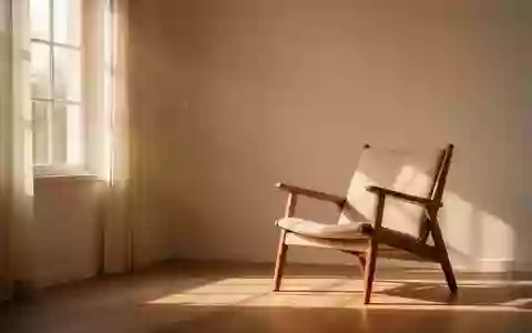 Ein helles, ruhiges Zimmer mit warmem Sonnenlicht, das auf einen leeren Stuhl fällt und eine friedliche Atmosphäre ausstrahlt. - Foto: über boerse-global.de