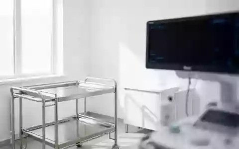 Ein steriler, minimalistischer Behandlungsraum in einer kardiologischen Klinik mit einem leeren medizinischen Gerätewagen. - Foto: über boerse-global.de
