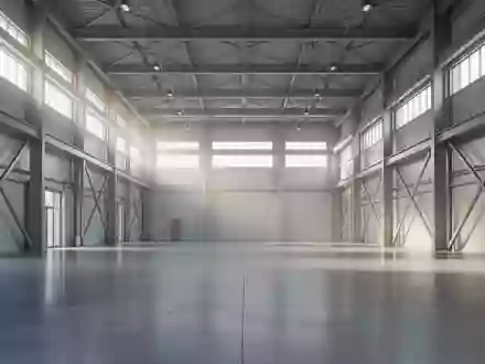 Moderne, minimalistische Industriearchitektur mit klaren Linien und natürlichem Lichteinfall in einer ruhigen Halle. - Foto: über boerse-global.de