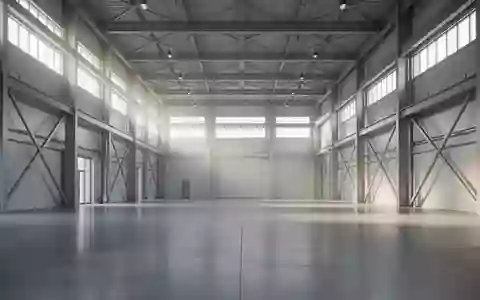 Moderne, minimalistische Industriearchitektur mit klaren Linien und natürlichem Lichteinfall in einer ruhigen Halle. - Foto: über boerse-global.de