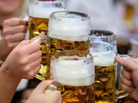 Der Verzicht auf Alkohol ist einer Studie zufolge vielfach noch erklärungsbedürftig. (Symbolbild)  - Foto: Matthias Balk/dpa