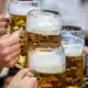 Der Verzicht auf Alkohol ist einer Studie zufolge vielfach noch erklärungsbedürftig. (Symbolbild)  - Bild: Matthias Balk/dpa