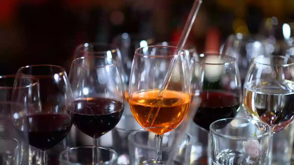 Obwohl die meisten Befragten selbst Alkohol konsumieren, sehen viele den Konsum anderer kritisch. (Symbolbild) - Bild: Robert Michael/dpa