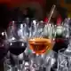 Obwohl die meisten Befragten selbst Alkohol konsumieren, sehen viele den Konsum anderer kritisch. (Symbolbild) - Bild: Robert Michael/dpa