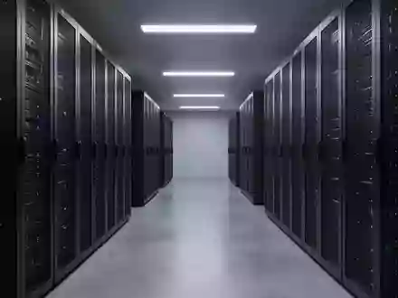 Ein moderner, minimalistischer Serverraum mit dunklen Hochleistungs-Computing-Racks in einer sauberen, industriellen Umgebung. - Foto: über boerse-global.de