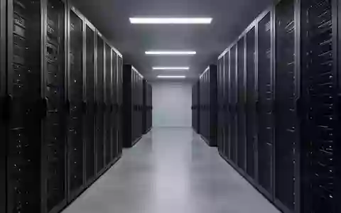 Ein moderner, minimalistischer Serverraum mit dunklen Hochleistungs-Computing-Racks in einer sauberen, industriellen Umgebung. - Foto: über boerse-global.de