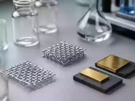 Nahaufnahme einer Laborumgebung mit elektrochemischen Forschungsmaterialien und metallischen Mikrostrukturen auf einer neutralen FlĂ€che. - Foto: ĂŒber boerse-global.de