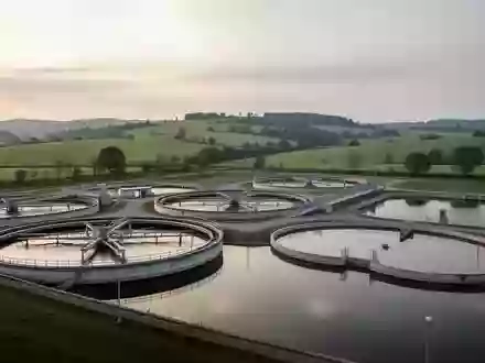 Betonbecken einer Kläranlage in einer ländlichen Umgebung bei Tagesanbruch. - Foto: über boerse-global.de