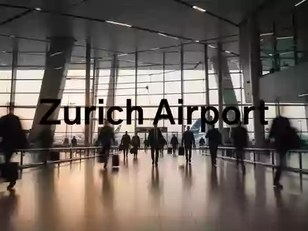 Moderne Flughafenterminal-Architektur mit einfallendem Tageslicht und verschwommenen Passagier-Silhouetten. - Foto: über boerse-global.de