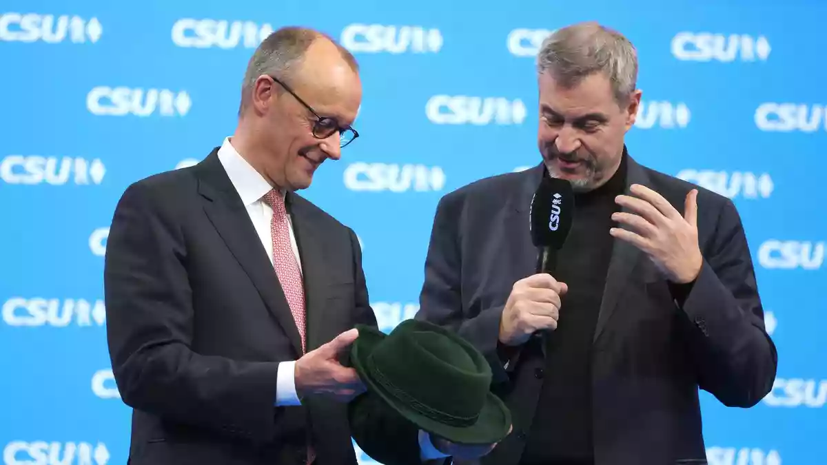 Beim letzten CSU-Parteitag bekam Merz einen Trachtenhut. Was bekommt er diesmal - außer Druck in der P-Frage? - Bild: Karl-Josef Hildenbrand/dpa