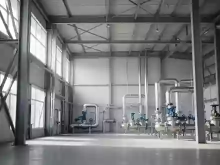 Innenansicht einer modernen Industrieanlage mit Stahlkonstruktionen und Rohrleitungen. - Foto: über boerse-global.de