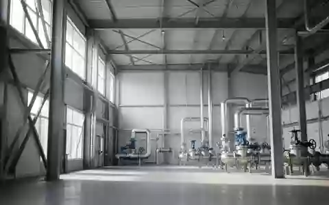Innenansicht einer modernen Industrieanlage mit Stahlkonstruktionen und Rohrleitungen. - Foto: über boerse-global.de