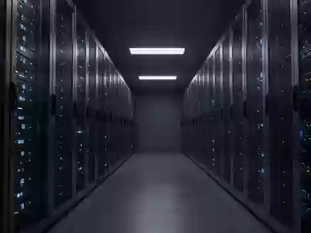 Modernes Serverraum-Layout mit metallischen Schaltschränken und blauer Beleuchtung als Symbol für Cybersicherheit. - Foto: über boerse-global.de