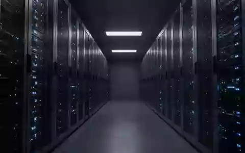 Modernes Serverraum-Layout mit metallischen Schaltschränken und blauer Beleuchtung als Symbol für Cybersicherheit. - Foto: über boerse-global.de