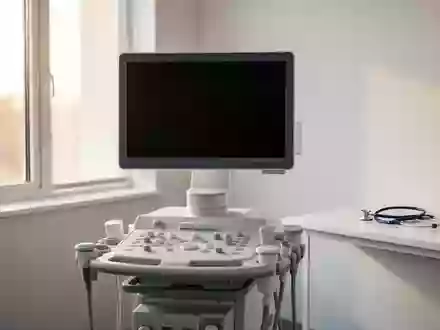 Ein minimalistischer Behandlungsraum mit medizinischen Diagnosegeräten in einer hellen, ruhigen Umgebung. - Foto: über boerse-global.de