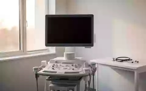 Ein minimalistischer Behandlungsraum mit medizinischen Diagnosegeräten in einer hellen, ruhigen Umgebung. - Foto: über boerse-global.de