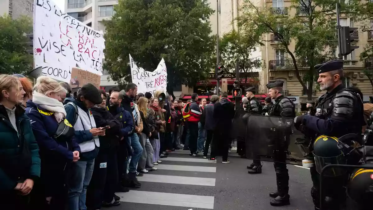 In Frankreich sind für Samstag erneute Demonstrationen angekündigt worden. - Bild: Teresa Suarez/AP/dpa