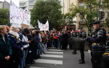 In Frankreich sind für Samstag erneute Demonstrationen angekündigt worden. - Foto: Teresa Suarez/AP/dpa