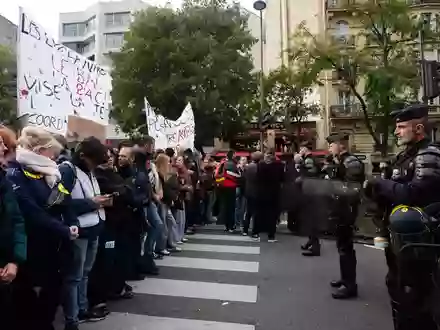 In Frankreich sind für Samstag erneute Demonstrationen angekündigt worden. - Foto: Teresa Suarez/AP/dpa