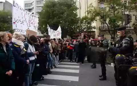 In Frankreich sind für Samstag erneute Demonstrationen angekündigt worden. - Foto: Teresa Suarez/AP/dpa