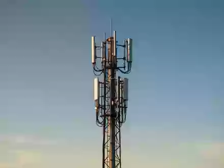 Symbolic image: mobile phone mast against a blue sky - Foto: über boerse-global.de