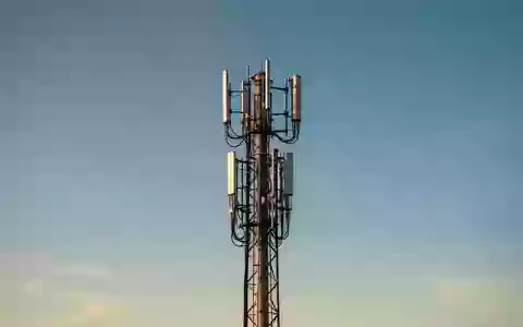 Symbolic image: mobile phone mast against a blue sky - Foto: über boerse-global.de