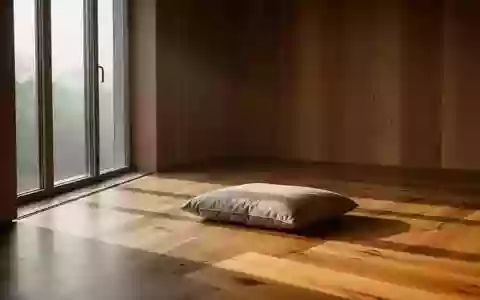 Ein minimalistischer, sonnendurchfluteter Raum mit einem einzelnen Meditationskissen auf einem Holzboden. - Foto: über boerse-global.de