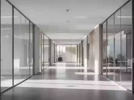 Modernes, helles Verwaltungsgebäude mit klaren architektonischen Linien und einer minimalistischen Innenarchitektur. - Foto: über boerse-global.de