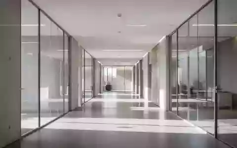 Modernes, helles Verwaltungsgebäude mit klaren architektonischen Linien und einer minimalistischen Innenarchitektur. - Foto: über boerse-global.de