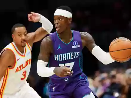 Dennis Schröder (r.) tat sich gegen sein Ex-Team aus Atlanta schwer. - Foto: Nell Redmond/AP/dpa