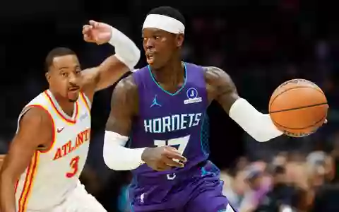 Dennis Schröder (r.) tat sich gegen sein Ex-Team aus Atlanta schwer. - Foto: Nell Redmond/AP/dpa