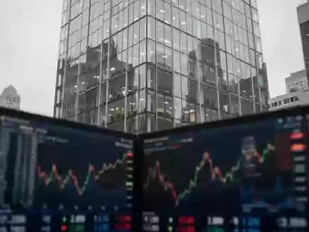 Ein modernes Bürogebäude im Finanzviertel bei Tageslicht, das die Marktstimmung widerspiegelt. - Foto: über boerse-global.de
