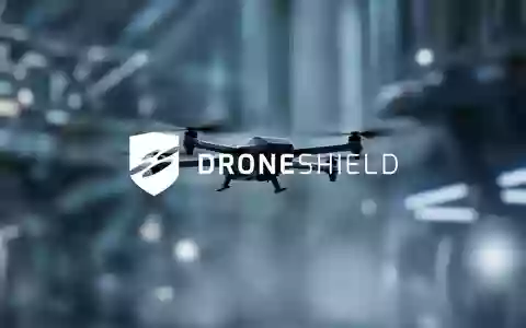 Abstrakte Darstellung von Drohnentechnologie vor einem unscharfen, industriellen Hintergrund. - Foto: über boerse-global.de